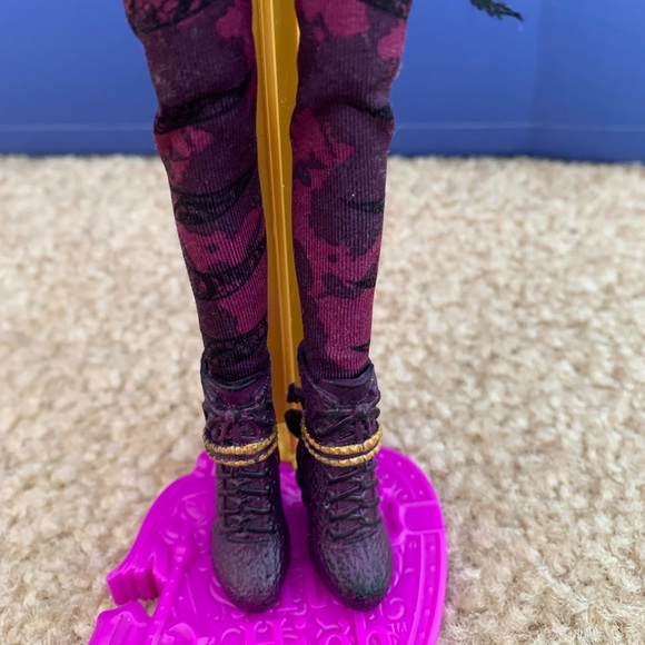 DISNEY DESCENDANTS “ISLE OF THE LOST” MAL DOLL - Picture 7 of 7